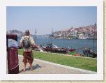 07July05 - Nay, Jenny, Andy - Porto * Andy's Ass in Porto, Portugal * 2272 x 1704 * (870KB)